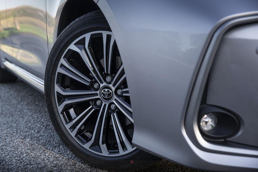 Колеса Toyota Corolla Hybrid Sedan 2019 года  (UK) (фото 2 из 29)
